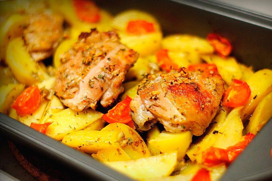 Курица на банке с овощами в духовке