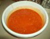 Приготовьте соус для ленивых голубцов. Обжарьте лук и морковь до готовности. Добавьте в заправку томатную пасту и разбавьте водой (летом лучше использовать свежие помидоры и неплохо добавить сладкий перец). Тушите все 10 минут.