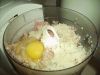 Фарш для ленивых голубцов смешайте с отварным рисом и яйцом. Соль и перец добавьте по вкусу.