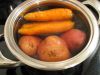 Картошку, морковь и свеклу помойте и отварите.