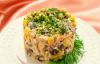 Подавайте куриный салат с грибами и кукурузой в охлажденном виде, украсив веточками свежего укропа. Приятного аппетита! 