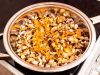 Лук, грибы и морковь обжарьте до готовности 15-20 минут.