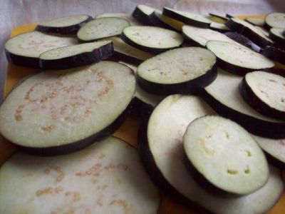 Кабачок и баклажан вымыть. обсушить и нарезать кружочками. Обжарить на гриле, посолить. 