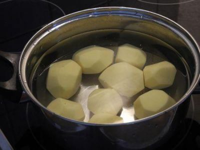 Мытый картофель очищаем и отвариваем в подсоленной воде до готовности. Картофель толчем тщательно, что бы не было комочков делаем пюре, добавляем масло. Даем остыть (не совсем прям, чтоб желтки не сварились) и вмешиваем желтки и 2 столовых ложки муки. 