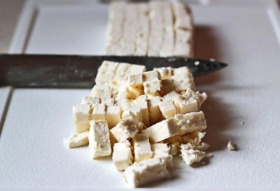 Сыр режем небольшими кубиками. 