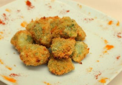 Выложить на тарелку, присыпать специями (хорошо смотрятся яркая куркума и паприка) и подать на стол. Брокколи в панировке особенно хороша в горячем виде - и как закуска, и как гарнир, и как самостоятельное блюдо. Приятного аппетита! 