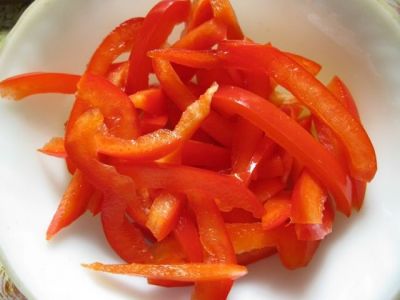 Болгарский перец очистить от семян и нарезать соломкой. 