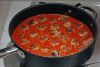 Залить тефтели томатным соусом и тушить на самом медленном огне под крышкой в течение часа. 