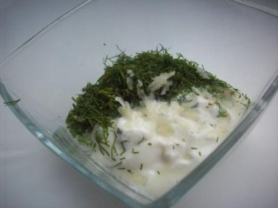 Сливки смешать с солью, пропущенным через пресс чесноком и специями. 