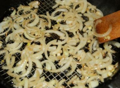 Отдельно спассеровать нарезанный полукольцами лук. 