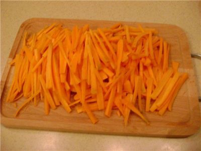 Морковь и корень петрушки нарезать тонкой соломкой и обжарить. 