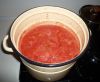 В кипящий томатный сок добавить сахар и соль, перемешать до полного растворения.