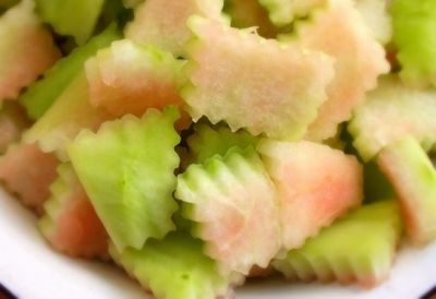 Нарезать арбузные корочки небольшими кусочками. если у вас есть под рукой фигурный нож - воспользуйтесь им. Вкуснее варенье из арбузных корок от этого не станет (дальше некуда просто!), но красоты вы ему прибавите:). 