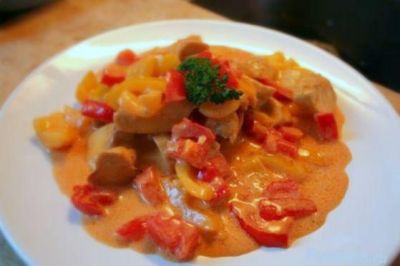 Вот он, гуляш из сладкого перца! Полейте им кусочки отварного куриного филе или говядины либо подайте в качестве подливы к картофельному пюре или пасте. Приятного аппетита! 