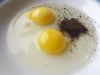 Затем добавляем яйцо, приправы по вкусу(у меня были смесь перцев и гранулированный чеснок) и перемешиваем. Если вам одного яйца недостаточно, добавьте второе.