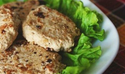 Куриные котлеты с творогом очень вкусно кушать со сметаной, смешанной с травами. Или с любыми другими соусами. Приятного аппетита! 