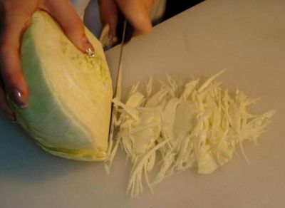 капусту нашинковать как можно тоньше - так она приготовится быстрее.