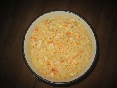  Морковь натереть на крупной терке, чеснок и лук мелко нарезать. Все перемешать. 