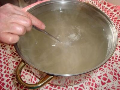 Приготовить рассол - растворить в горячей воде мед и соль. Добавить уксус. Залить рассолом капусту. 