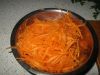 Морковь нарезать соломкой или натереть на крупной терке. 