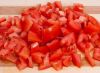 Добавить к жареному луку мелко нарезанные помидоры и свежий лук. Тушить 20 минут. 