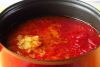 Выложить все овощи в кастрюлю, залить томатным соком и кипящим рассолом (уксус пока не добавлять). Довести до кипения и варить на медленном огне 20-25 минут. 