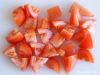 Тем временем переложить томаты в миску и аккуратно нарезать на кусочки поменьше. Отставить в сторону.