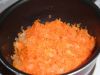 Обжарить терутю морковь в течение 2 минут. Добавить лук, накрыть крышкой и готовить, время от времени помешивая, пока лук не станет мягким. Добавить чеснок и готовить еще минуту.