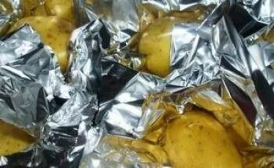 Разогрейте духовку до 220 градусов. Картофель наколите вилкой, смажьте растительным маслом, положите в форму или фольгу и поставьте в духовку на час.