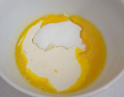 В чашке взбейте яйцо и перемешайте его со сливками.