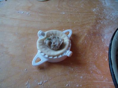 Стаканом вырезайте кружочки из теста и сформируйте подобие пельменей, выкладывая в середину начинку, смазывая края взбитым яйцом со сливками, и закрепляя их вилкой или пальцами (можно воспользоваться специальными приспособлениями для лепки пельменей или вареников). Готовые ньокки выложите на присыпанный мукой противень и уберите в морозилку на 20 минут.