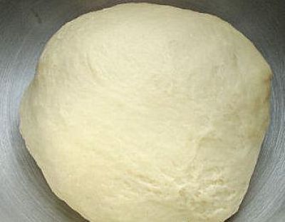 Добавляйте оставшуюся муку, пока не получите тесто подходящей консистенции – эластичное и не очень липкое.