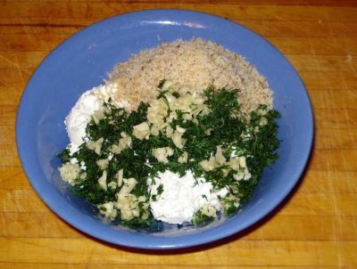 Пока картофель запекается, займитесь начинкой. Зелень петрушки (небольшой пучок) и базилика (1 веточку) следует измельчить, кедровые орешки слегка обжарить и изрубить, и тщательно перемешать с остальными составляющими начинки: рикоттой, пармезаном, 1 желтком. Приправьте солью и молотым белым перцем и оставьте в сторону.