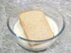 Хлебный мякиш размочить в молоке и с помощью собственных рук или блендера превратить в однородную массу, напоминающую по консистенции густую манную кашу. 