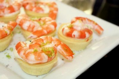 Наполнить корзиночки начинкой, украсить каждую креветкой (или двумя, если они мелкие) и поставить их в холодильник. Подавать корзиночки с творогом и креветками в качестве закуски. Приятного аппетита! 