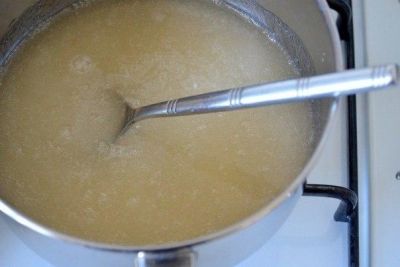 Предварительно замоченный агар поставить на огонь и довести почти до кипения, чтобы он растворился. Всыпать оставшийся сахар (475 г) и хорошо перемешать. Варить сироп на среднем огне, пока лопаточка, поднятая из сиропа, не потянет "сахарную нитку". Оставить сироп, чтобы он слегка остыл.


