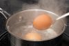 Яйца сварить вкрутую, остудить и порубить. 