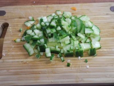 Огурец порезать кубиками.