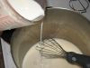Влить молоко в кастрюлю, всыпать соль и сахар, довести молоко до кипения. 