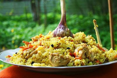 Готовый плов с куриным филе перемешиваем, чтобы кусочки курицы и овощей распределились равномерно по всему рису. Перекладываем на общее блюдо или порционные тарелочки и подаем к столу с зеленью, кетчупом или маринованными овощами.