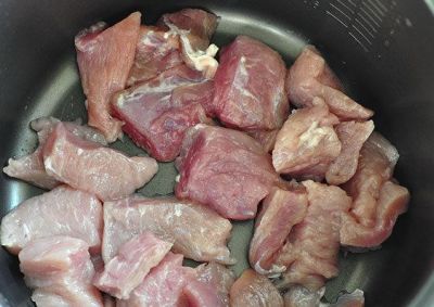 Выложить мясо в мультиварку, добавить масло растительное или оливковое и выставить программу "Жарка" на 30 минут (У кого нет программы "Жарка", аналогичная программа "Выпечка"). Готовить мясо 10 минут, перемешать раза 2, для того чтобы она не пригорела. 