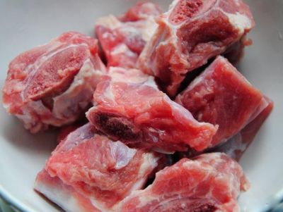 Нарезать мясо кусочками средних размеров.

