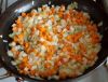 Не очень мелко рубим лук, морковь и сельдерей. В сотейнике на среднем огне разогреваем 2 ст.л. растительного масла, кладем лук, морковь и сельдерей. Жарим, помешивая, около 5-7 минут.