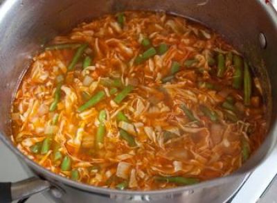 Кладем в бульон обжаренные с пастой овощи, нарезанный кубиками картофель, фасоль и капусту. Солим по вкусу.
Варим на умеренном огне до готовности овощей. За 5 минут до готовности кладем в суп мясо.