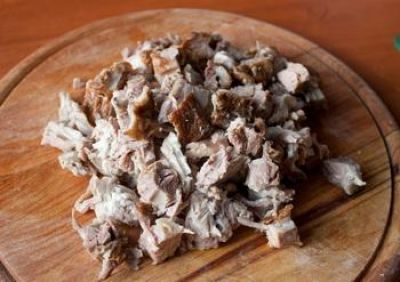 Вынимаем ребра из бульона. Снимаем мясо с костей и нарезаем на небольшие кусочки.