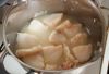 В кастрюлю кладем филе трески и варим, пока рыба не станет насквозь матовой, около 5-7 минут.