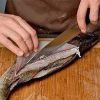 Вооружившись острым ножом, снимите филе с вашей рыбы.