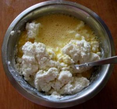 Соедините в миске рикотту, яйцо, лимонную цедру и сахарную пудру, и как следует перемешайте.Переложите эту смесь в формы и отправьте в духовку, разогретую до 200 градусов, готовиться на водяной бане.