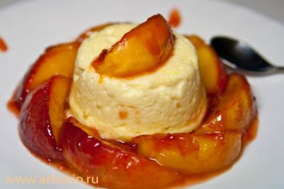 Какое-то время персики будут просто греться в сиропе, но он быстро выпарится и они обжарятся и с другой стороны – не упустите тот момент, когда сковороду нужно будет снять с огня! 
Готовую рикотту, дав ей чуть остыть, аккуратно переложите на тарелку, вокруг живописно разложите персики, полейте их остатками сиропа и подавайте, пока все это не успело остыть.