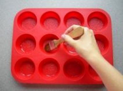 Небольшие формы смажьте изнутри сливочным маслом, слегка присыпьте сахарной пудрой и отставьте в сторону.